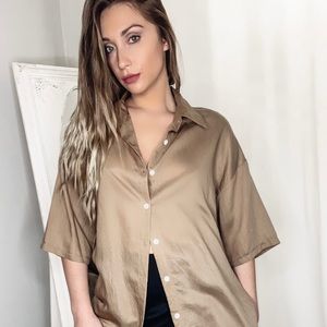 Light button T-shirt top